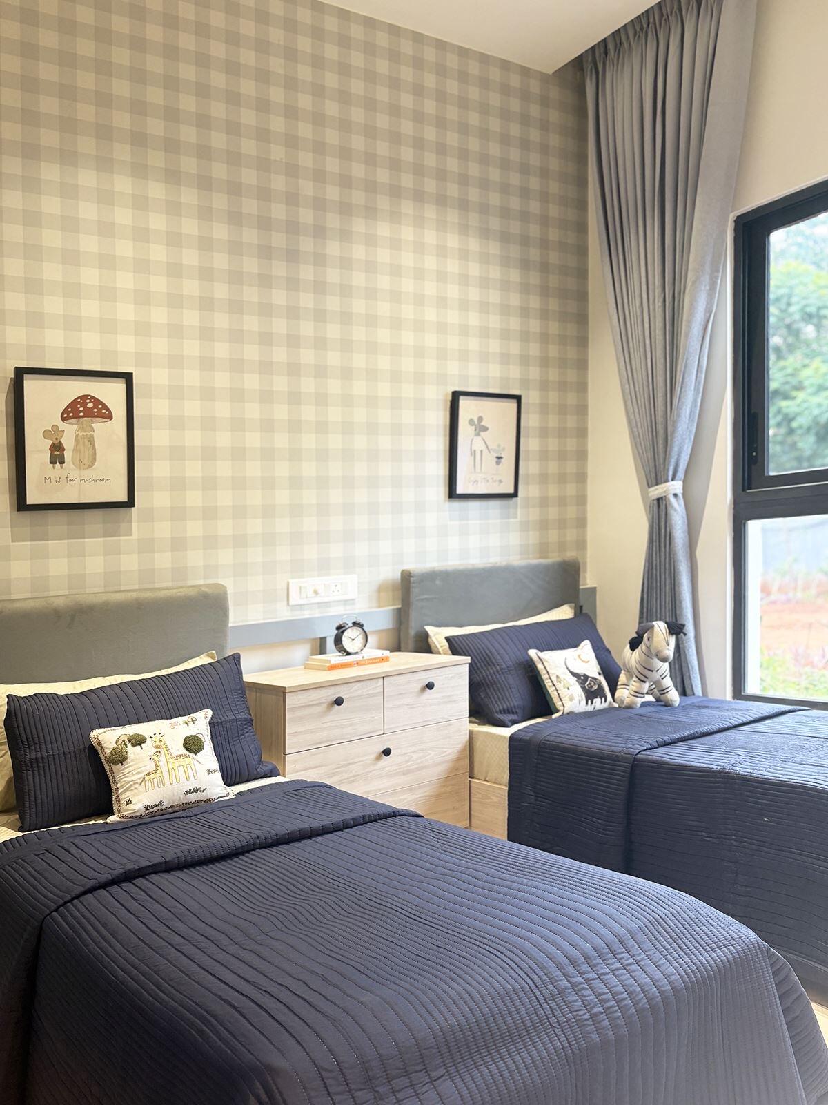 Wallpaper installation – The Wall Chronicles