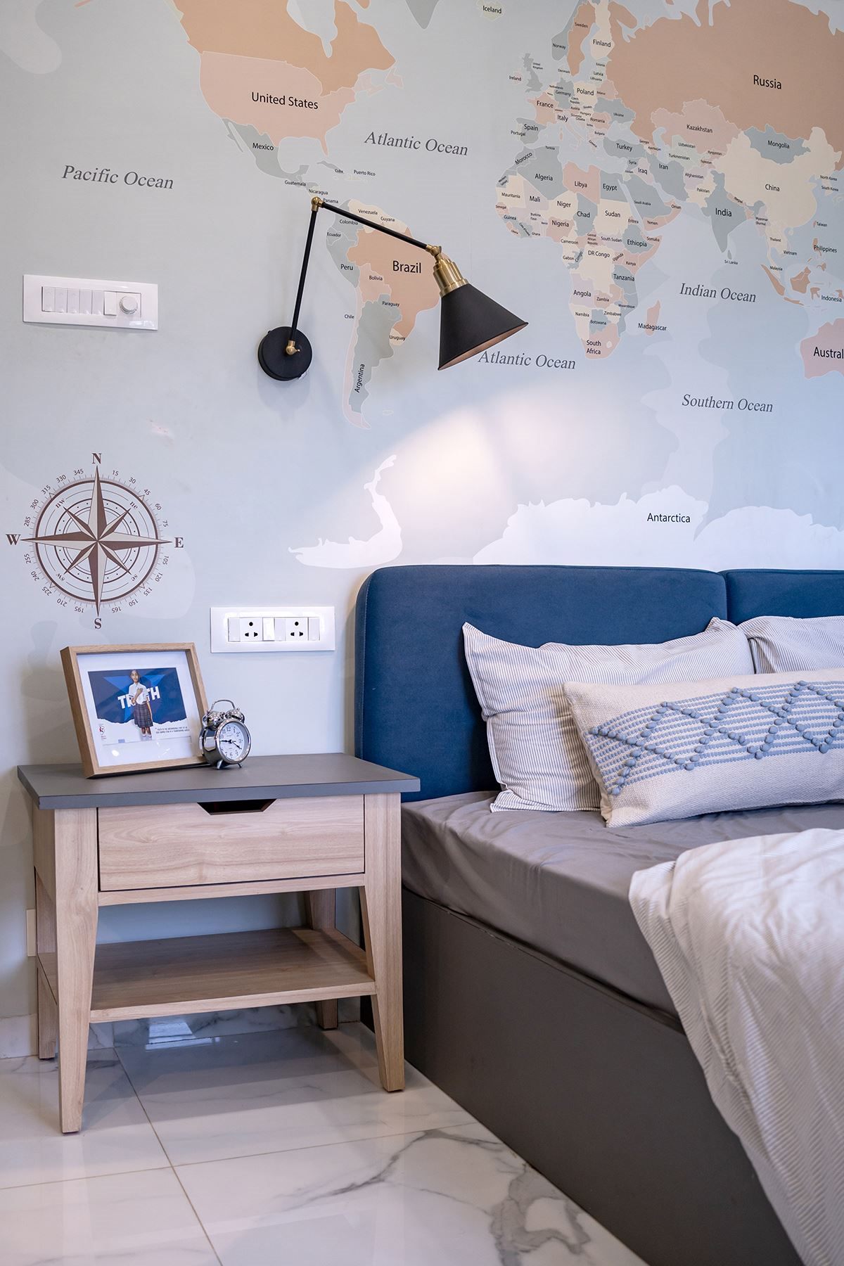 Custom underwater ocean mural wallpaper in kids bedroom